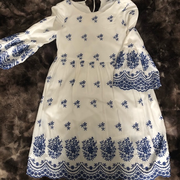 Lovely white bellsleeved dress with blue detailing - Picture 6 of 7